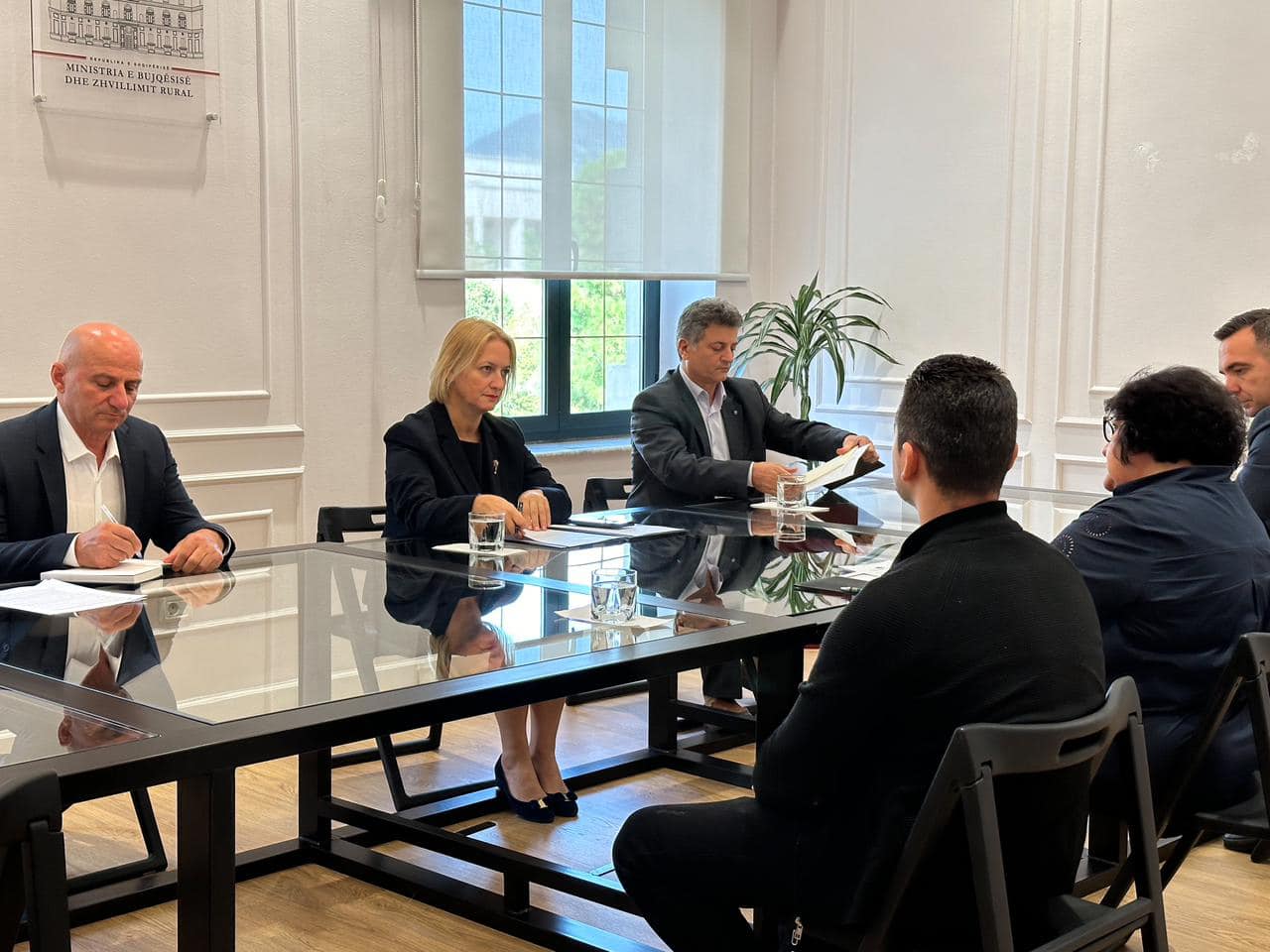 Ministrja Denaj: Mbështetje financiare për blegtorët, përmes Skemës Kombëtare