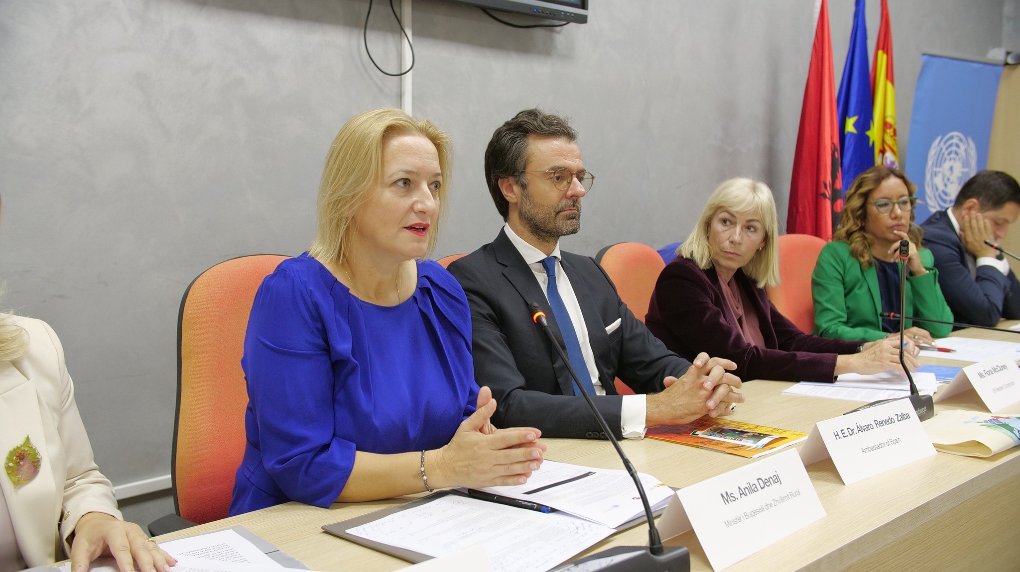 Mnistrja Denaj bisedë me studentë të Universitetit të Tiranës mbi efektet e ndryshimeve klimatike